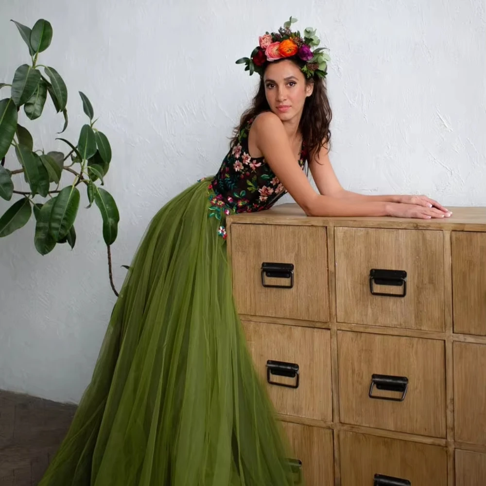فساتين سهرة باللون الأخضر الغابة على شكل حرف V مزينة بالزهور فساتين حفلات عصرية بدون أكمام طويلة من التل بطول الأرض فساتين حفلات نسائية