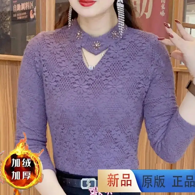 

Elegant Women's Autumn-Winter Plush Thickened Base Layer Top for Moms with Fashionable Slimming and Embroidered Long Sleeves