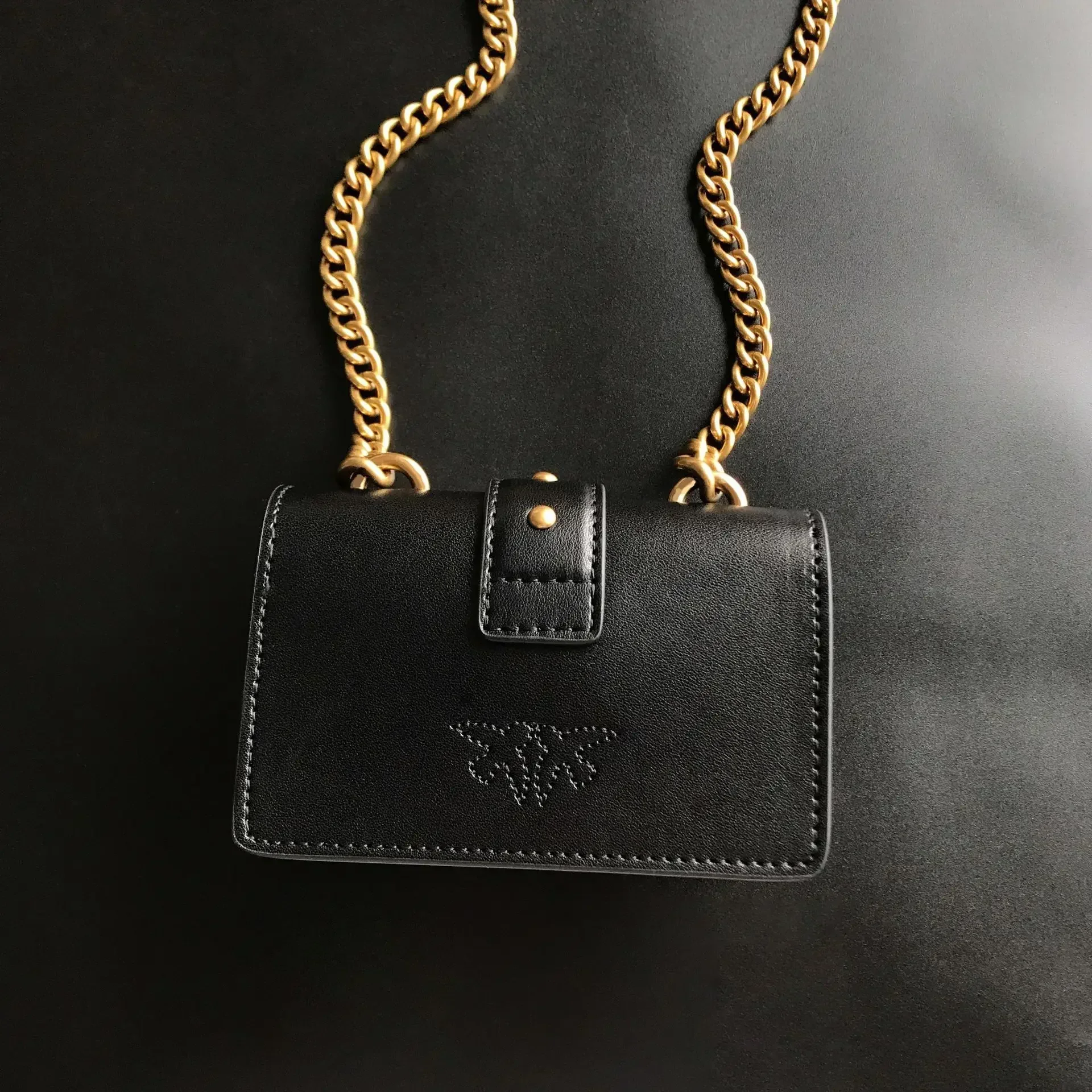 2026 Neue Damen-Umhängetasche in Beige mit V-Steppung, PU-Leder, Goldener Schwalbenverschluss, Ketten-Mini-Schultertasche für den Alltag, Dating, Hochzeit, Bestseller – Detail 13