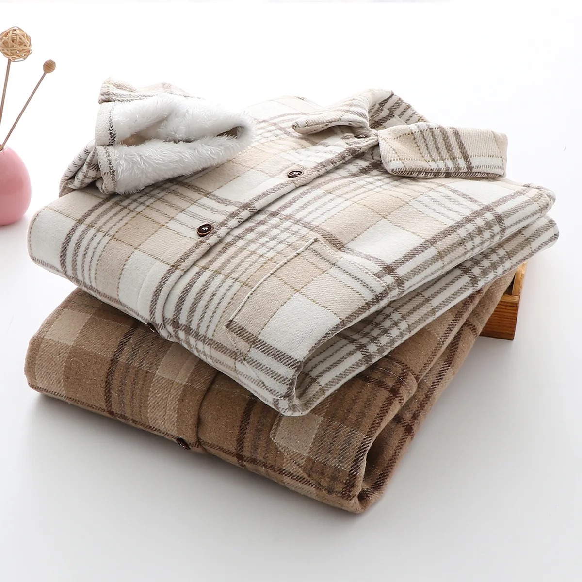 قميص منقوش سميك جديد للنساء في شتاء 2025 مع معطف صوفي دافئ فضفاض على الطراز الكوري بتصميم كلاسيكي كسول