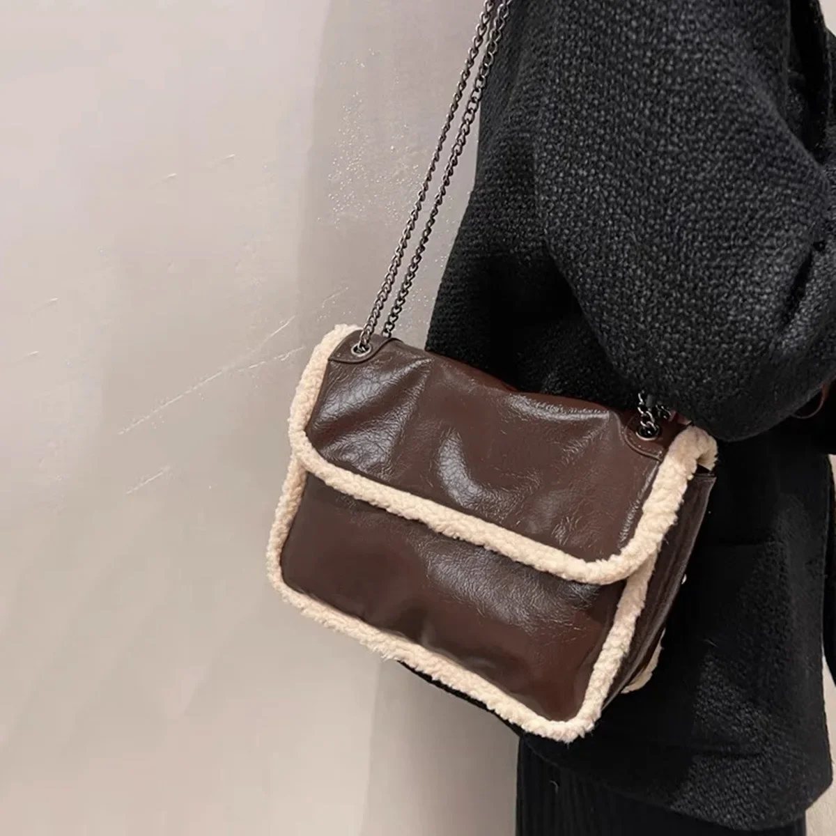 Sac à Main en Cuir Verni et Fourrure d'Agneau pour Femme, Sacoche à Bandoulière avec Chaîne et Texture, Style Décontracté, Nouvelle Mode