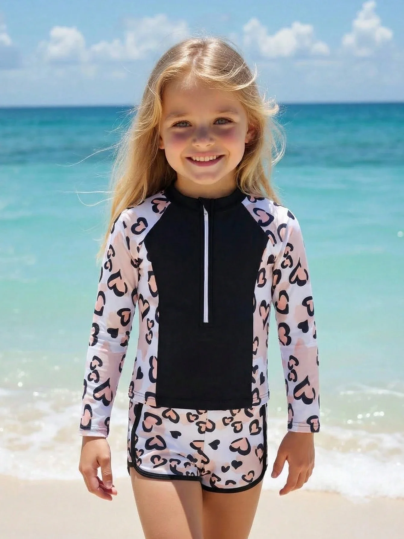 

Женский комплект из двух предметов: купальник с длинными рукавами и принтом в виде леопардовых сердец, с молнией