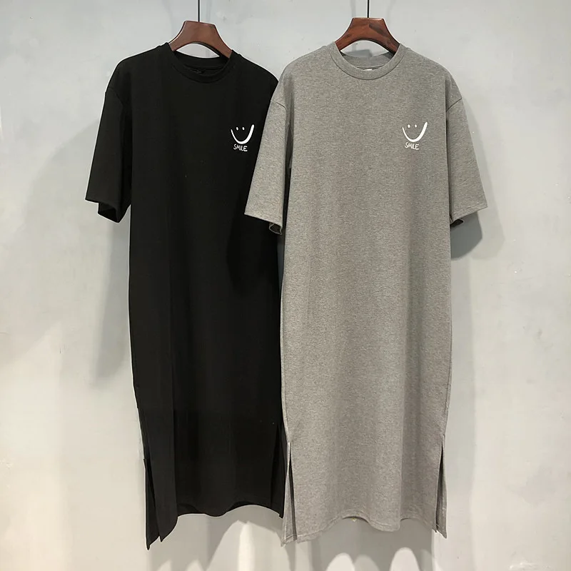 Sommerliches, vielseitiges Damen-T-Shirt-Kleid mit seitlichem Schlitz und lockerem, knielangem Rock.