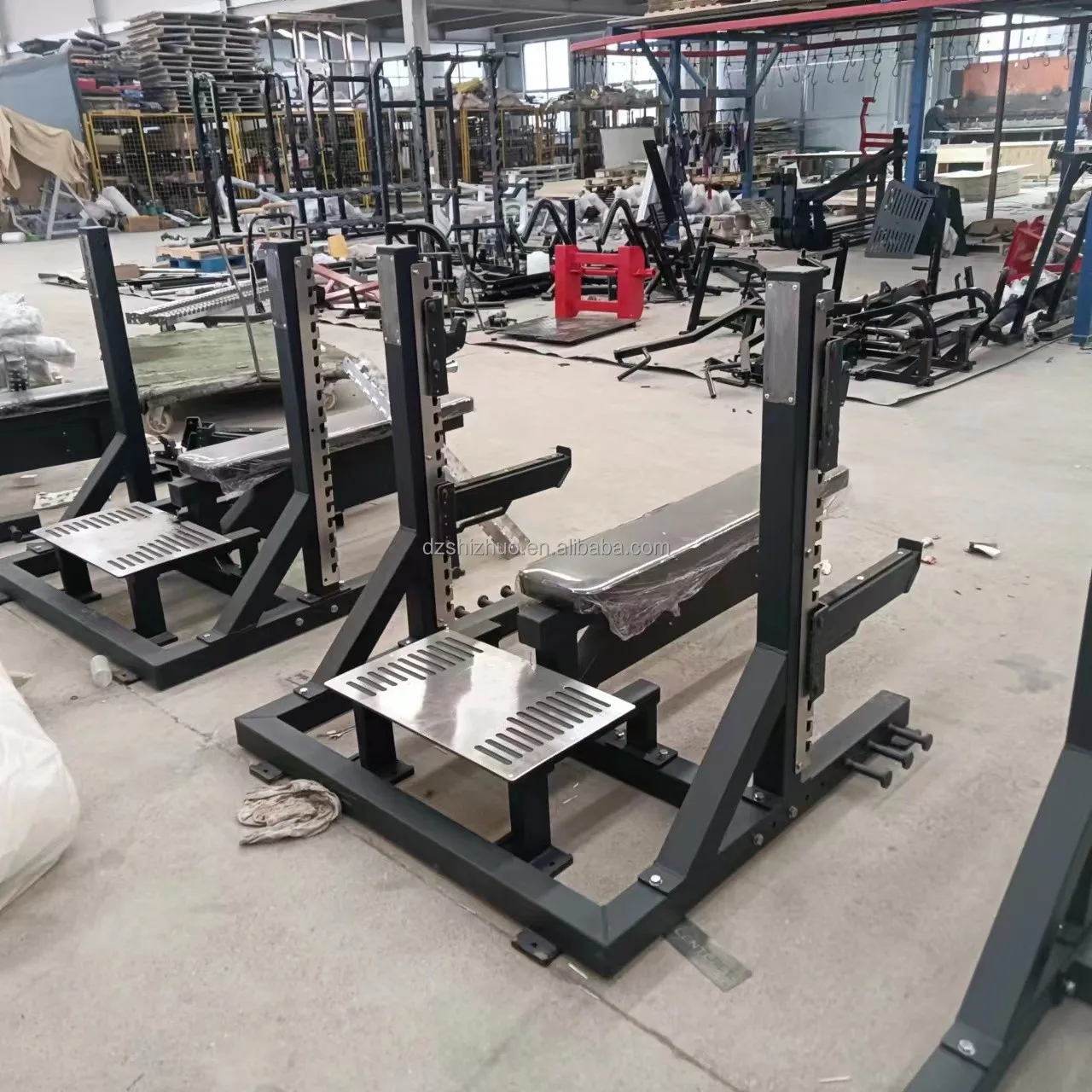 Commerciële fitnessapparatuur Borstoefening Platte bankdrukken Fitnessapparatuur met halteropslag