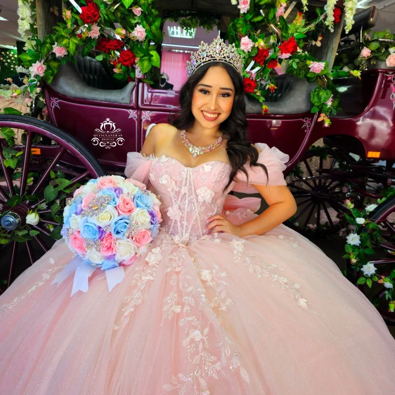 

Блестящее светло-розовое платье Quinceanera с открытыми плечами, 3D цветок, кристалл, наклейка, длинный хвост, бант, Vestidos De 15, Quinceanera ﻿ Настроить