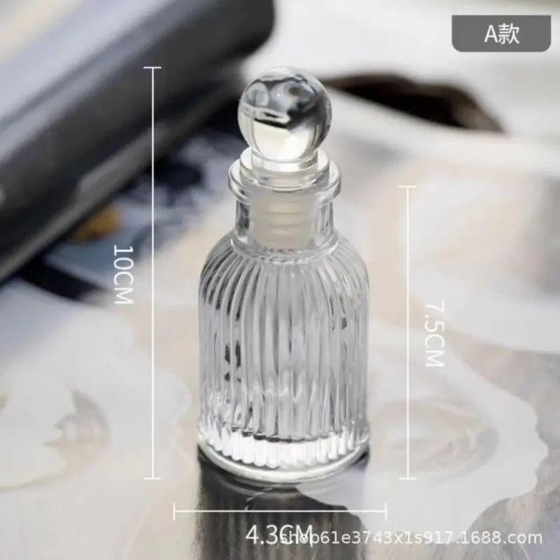 Embossed Glass Perfume Aroma Bottle Mini Sealed Liquor Bottle With Lid European Home Decor Empty Refill Bottle
