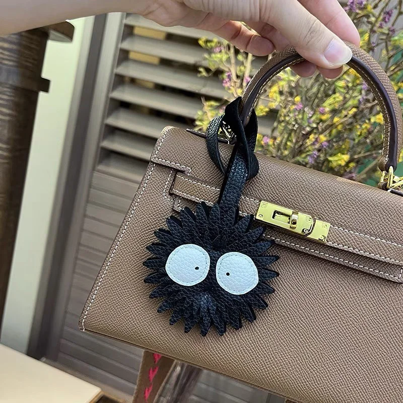 Schwarzer Kohleball PU-Leder Schlüsselanhänger Taschenanhänger Taschencharme Persönlichkeit Damen-Accessoire mit Zubehör Hässlich-süßer kleiner Kohleball