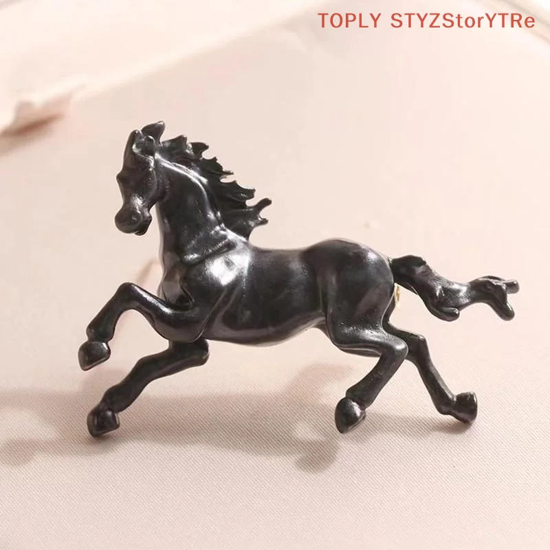 1PC Horse Racing Brooch For Women Unisex Alloy Animal Brooches Clothing Accessories Corsage Jewelry Gift
