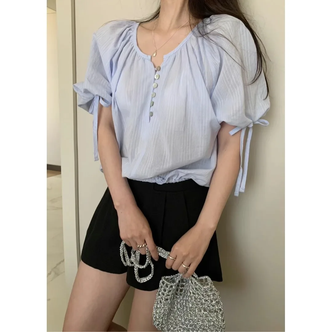 

Элегантная женская рубашка в корейском стиле с пышными рукавами, короткий рукав, на одной пуговице, шикарный топ, омолаживающий образ, модный, весна-осень