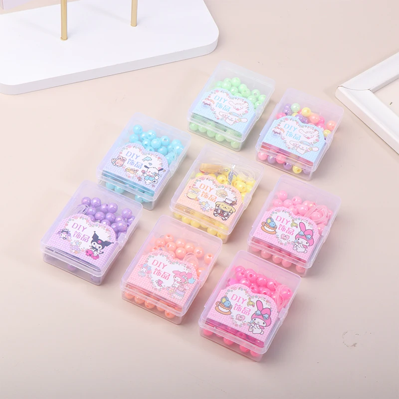 Sanrio จี้กำไล DIY สาวน่ารักพลาสติกประดับด้วยลูกปัดสินค้าเครื่องเขียนแฮนด์เมด1กล่อง