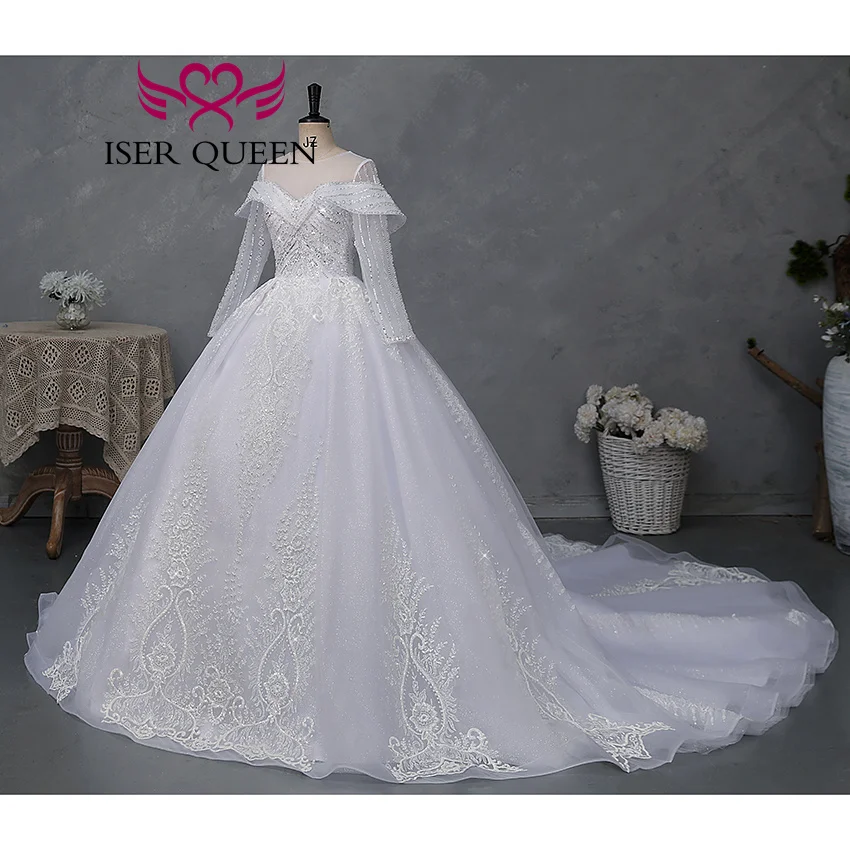 カスタマイズされたオフショルダー長袖夜会服プリンセスウェディングドレス 2025 新しいかわいいレースのアップリケ光沢のあるブライダルドレス WX0468