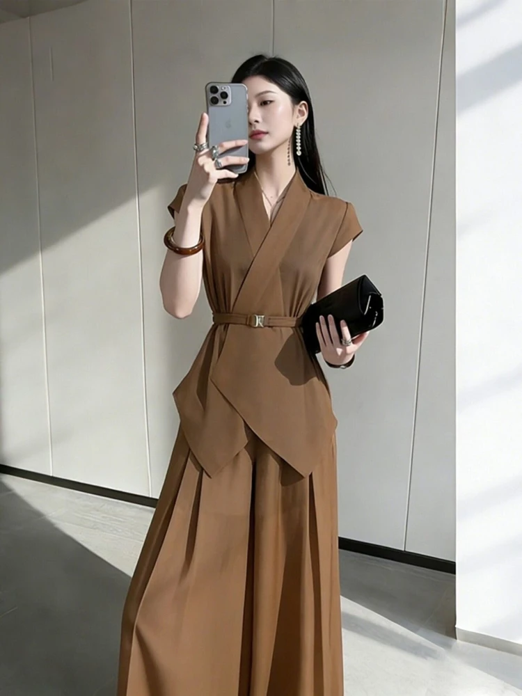 

Комплект для офиса 2026: элегантный женский костюм-двойка с V-образным вырезом, асимметричным подолом и широкими брюками, однотонный