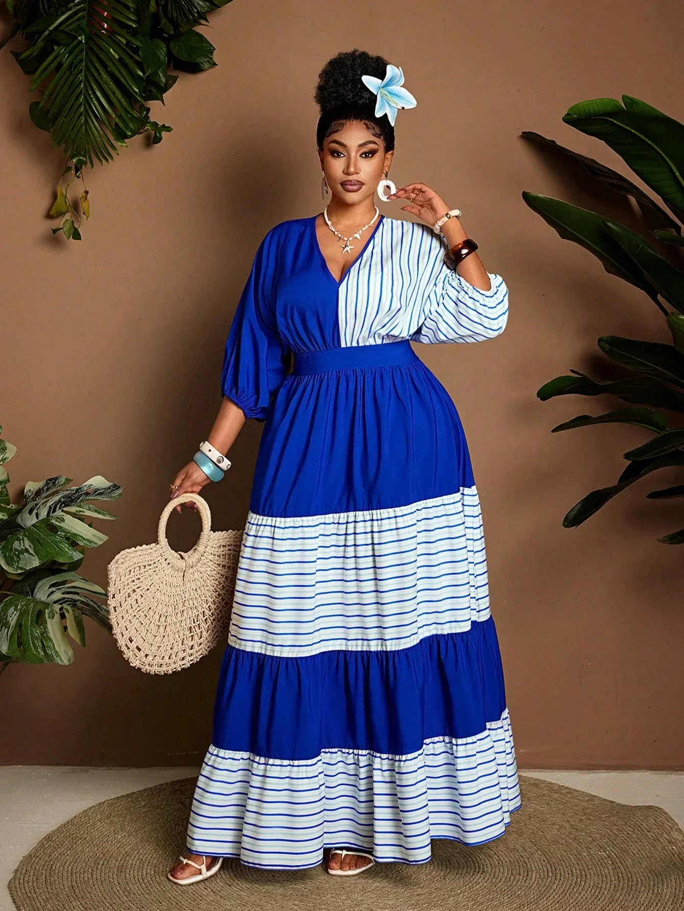 

Женское повседневное макси-платье больших размеров в полоску с цветными блоками, вставками и многоярусными оборками, с эффектом утяжки на талии