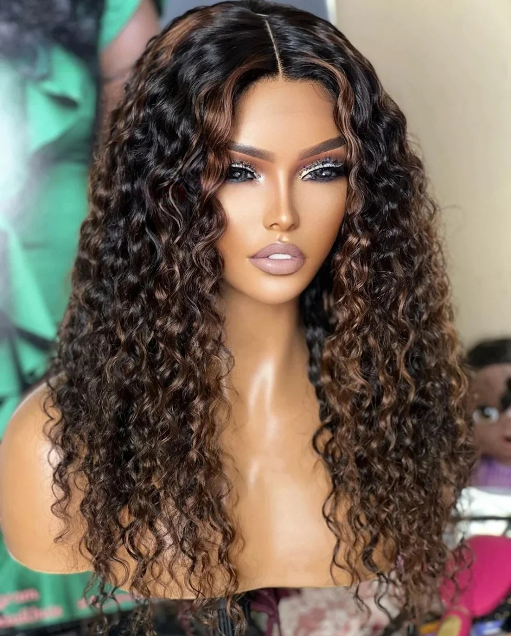 Braune Glueless 26 Zoll Kinky Curly Lace Front Perücke 180% Dichte 13x4 Baby Hair Synthetikfaser für Frauen Tägliches Tragen