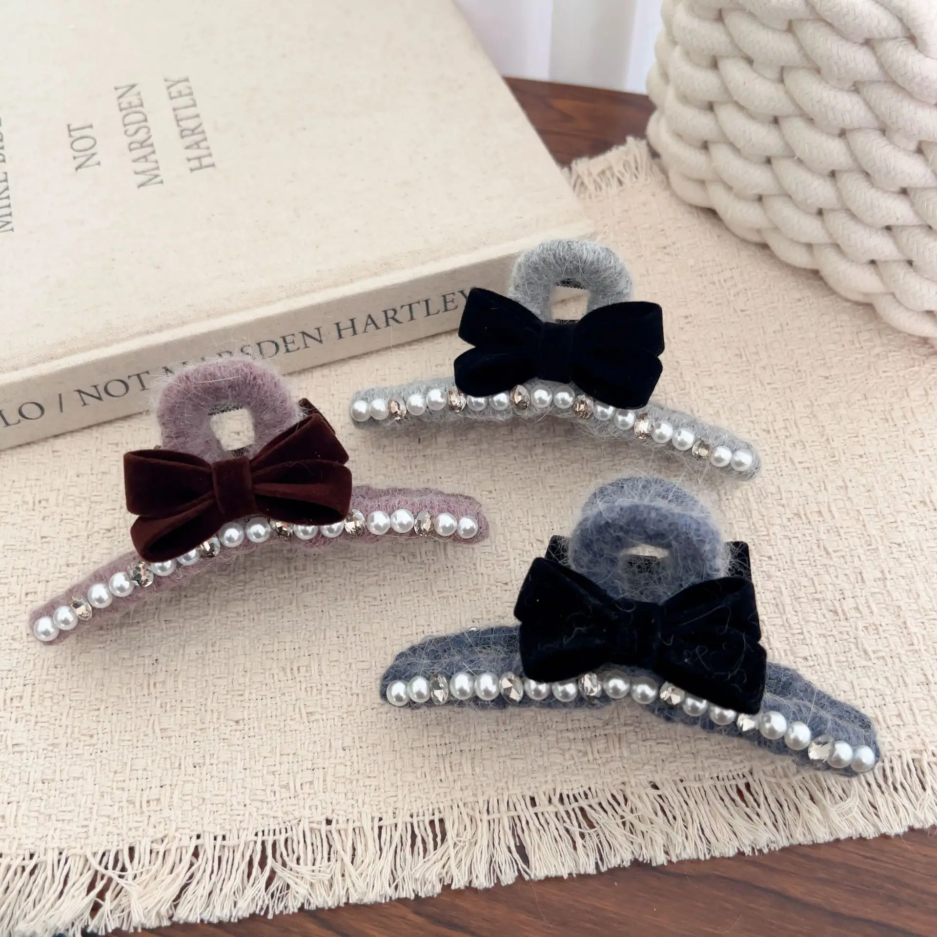 

Xiaoxiangfeng Pearl Sparkling Diamond Butterfly Knot Yarn Grip Clip Light Luxury Versatile High End Hairpin Shark Clip