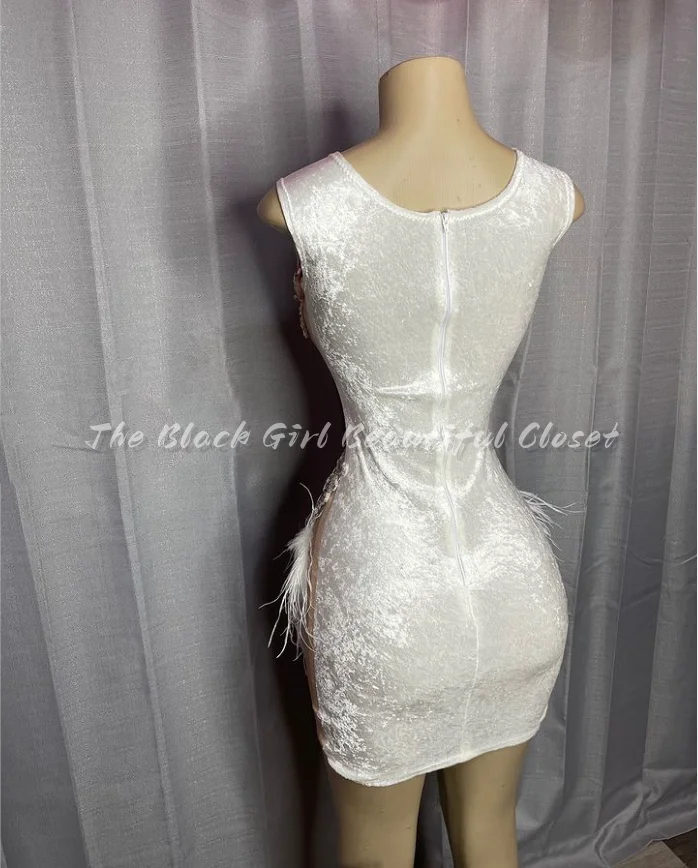 Customized  Sexy White Homecoming Dress Sparkling Diamonds Applique Sequins Feather Decoration Exquisite Short Cocktail Dresses