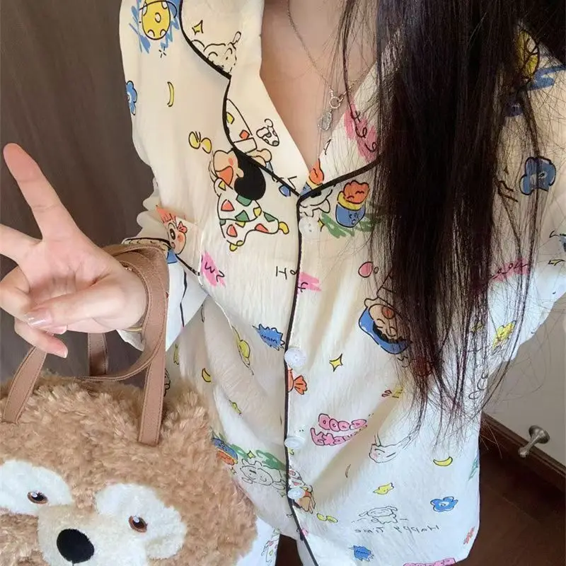 

Новинка весны: комплект женской пижамы из 2 предметов с аниме-принтом «Крепкий мальчик Шин-Чан», топ с отложным воротником и брюки, модный повседневный домашний костюм для девочек с мультяшным принтом