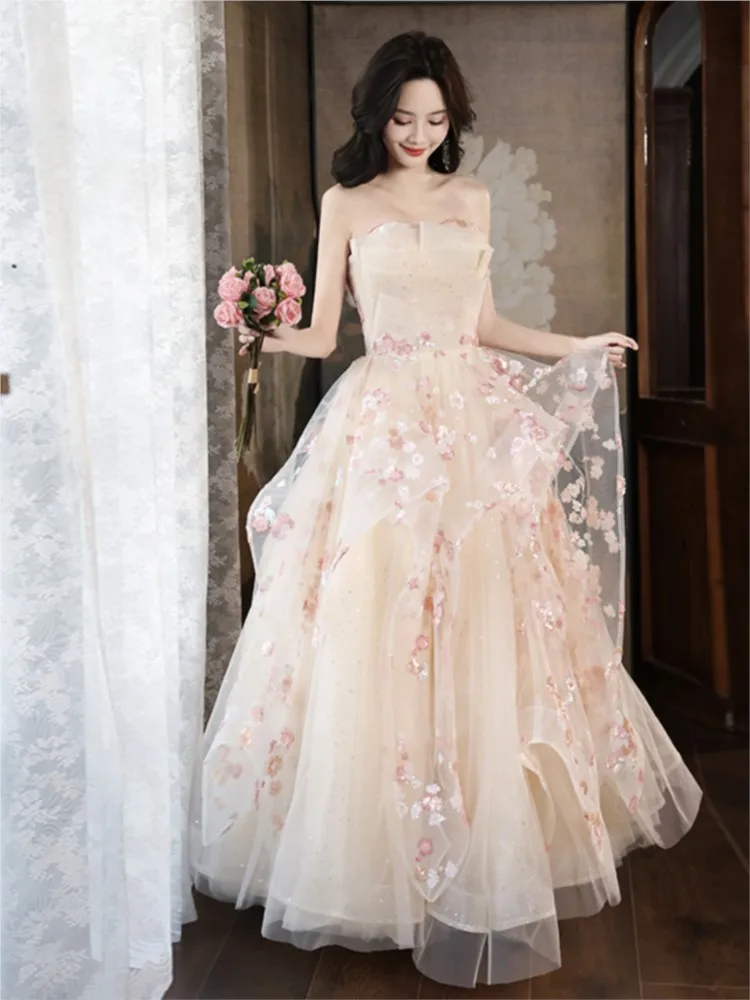 

Champagne one-shoulder flower toast New host dress