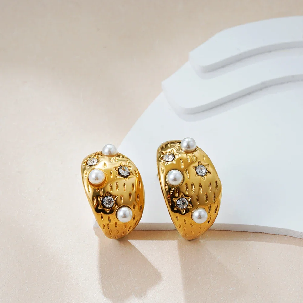 

18K Gold Plated Zircon Pearl Stainless Steel Stud Earrings for Women Metal Textured Wide CC Earring Fashion Waterproof Jewelry