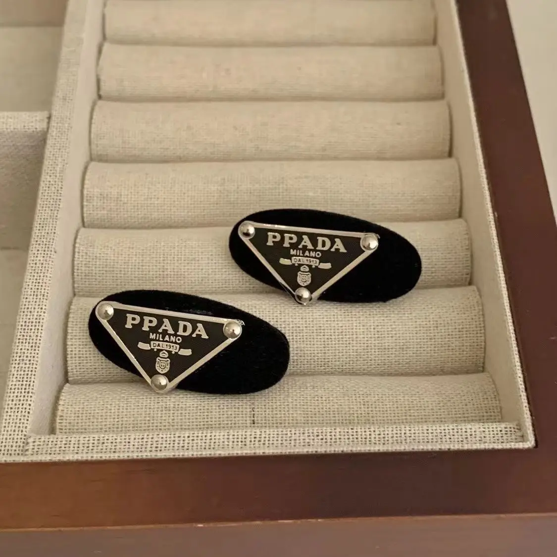 

Ins-style classic and simple fashionable women's luxurious designer velvet letter trend retro French side-pressed hair accessory