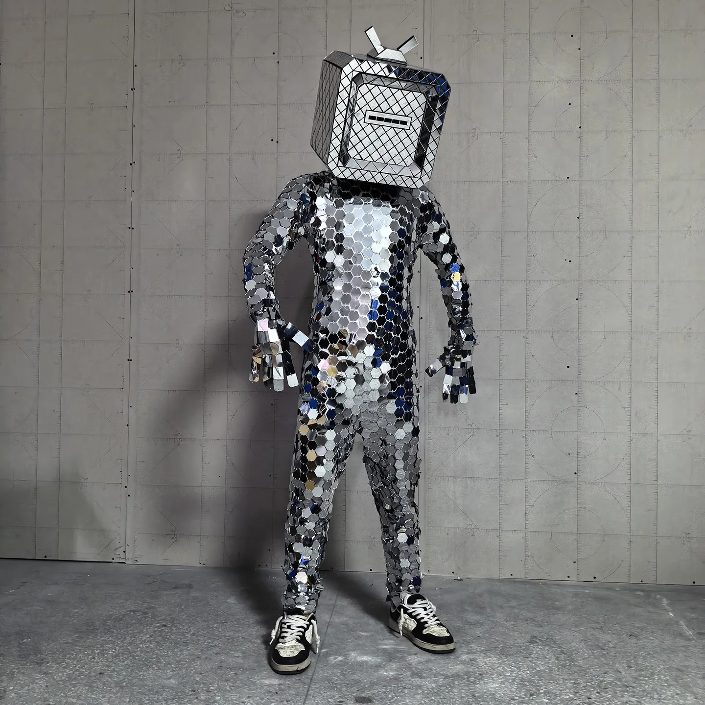 Disfraz de Hombre Espejo Plateado, Traje de Discoteca Completo con Máscara de Robot y Guantes para Fiesta de Halloween, Mono 2026