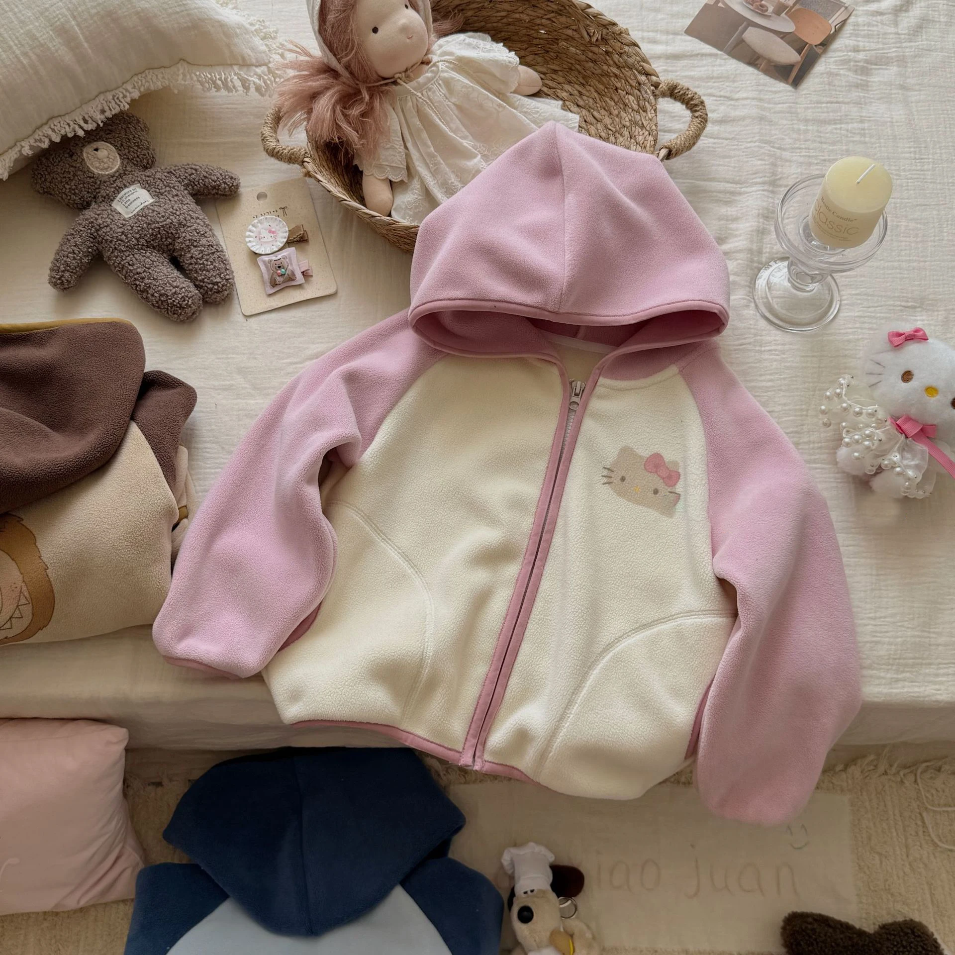 

Новая флисовая куртка Hello Kitty для маленьких девочек, осень-зима 2022, детское утепленное термоизолированное пальто с капюшоном с героями мультфильмов, детская одежда