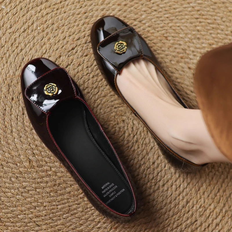 

Роскошные женские туфли на плоской подошве из лакированной кожи с круглым носком, удобные лоферы с металлическим цветочным декором, элегантные дизайнерские модельные туфли на мелкой подошве