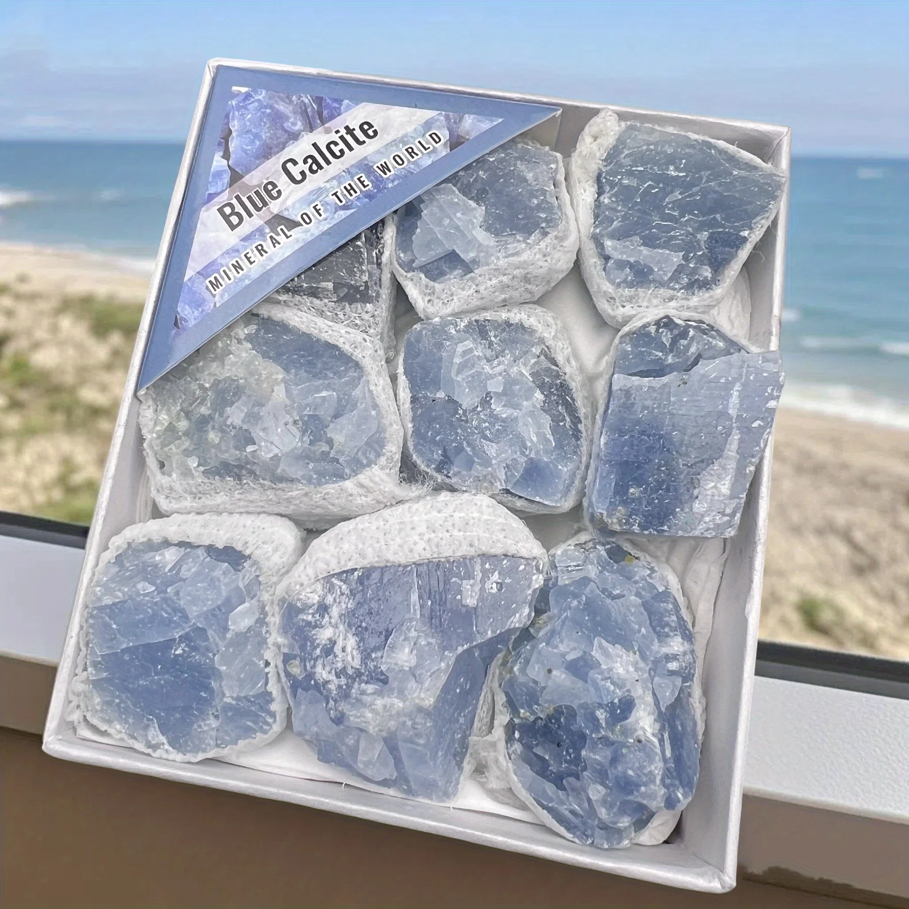 علبة من حجر الأزرق الطبيعي الخام، علبة هدايا صخرية غير منتظمة، تعليم معدني وعرض هدية العيد. ديكور الغرفة