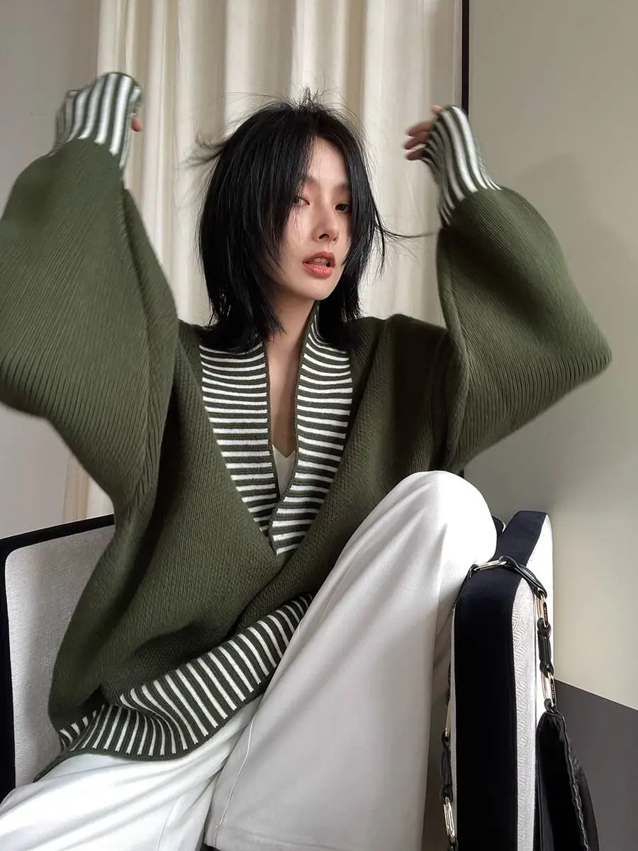 

Versatile Elegant Slimming V-neck Knitted Sweater for Women