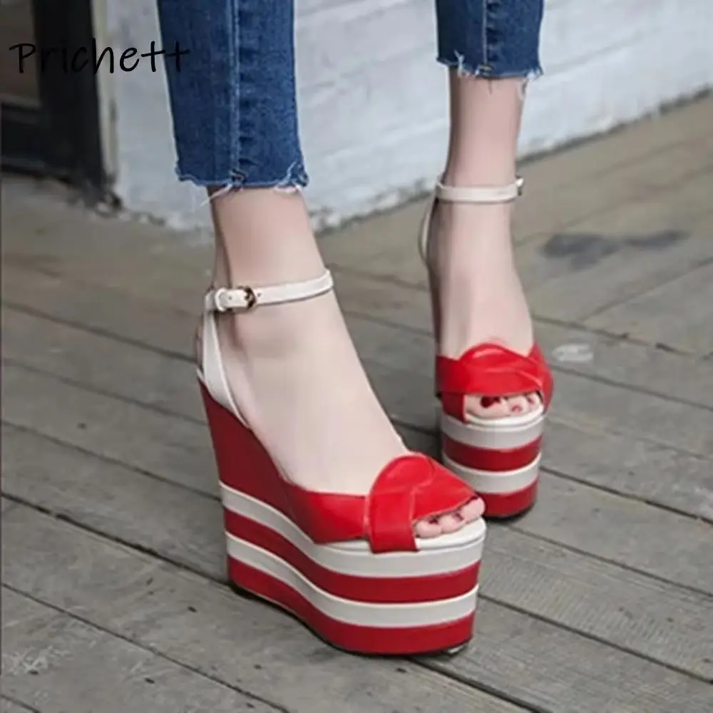

Босоножки на танкетке в полоску, белые, красные, лоскутные летние туфли с открытым носком на толстой подошве, пикантные женские туфли на высоком каблуке