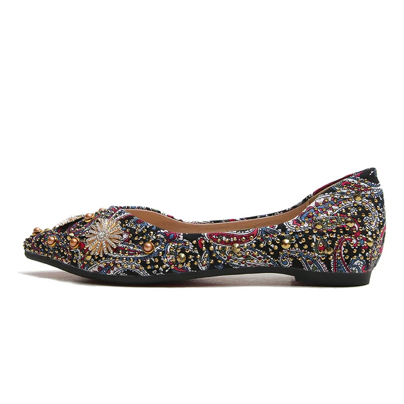 2024 nuove donne a punta mocassini con strass piatti rivetti autunnali classico Ladie Flats scarpe ballerine da donna scarpe da barca morbide