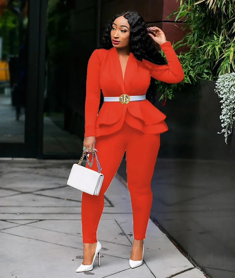 Herbstliches Damen-Outfit, bestehend aus zwei Teilen: ein einfarbiges Oberteil mit V-Ausschnitt und langen Ärmeln, ein Blazer mit Peplum-Saum und eine Bleistiftrockhose – ein elegantes, formelles Business-Outfit für den Büroalltag, erhältlich in großen Größen. – Detail 9