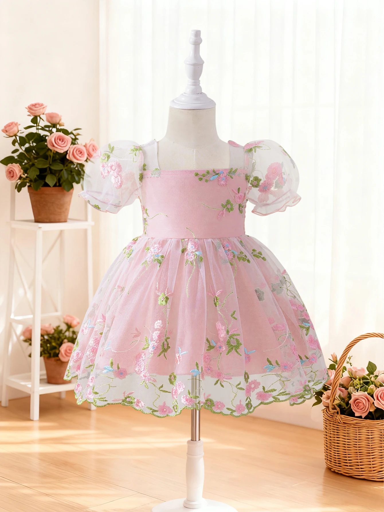 

1-Piece Summer Thin Dress for Baby Girls, Baby Girl's Three-Dimensional Embroidered Floral Decoration Square Neck Puff Sleeve Fashionable Sweet Dress, Cute Ladylike Pastoral Style Lantern Sleeve Tulle Dress Versatile Princess Dress, Newborn First Birthday