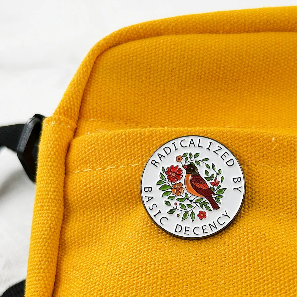 Radikalisiert durch grundlegende Würde, Emaille-Anstecker, Abzeichen für Gleichberechtigung, kleine Vogel-Blumen-Brosche, Gerechtigkeits- und Aktivismus-Schmuck, Anstecker für den Revers, Demokratischer Schmuck – Detail 7