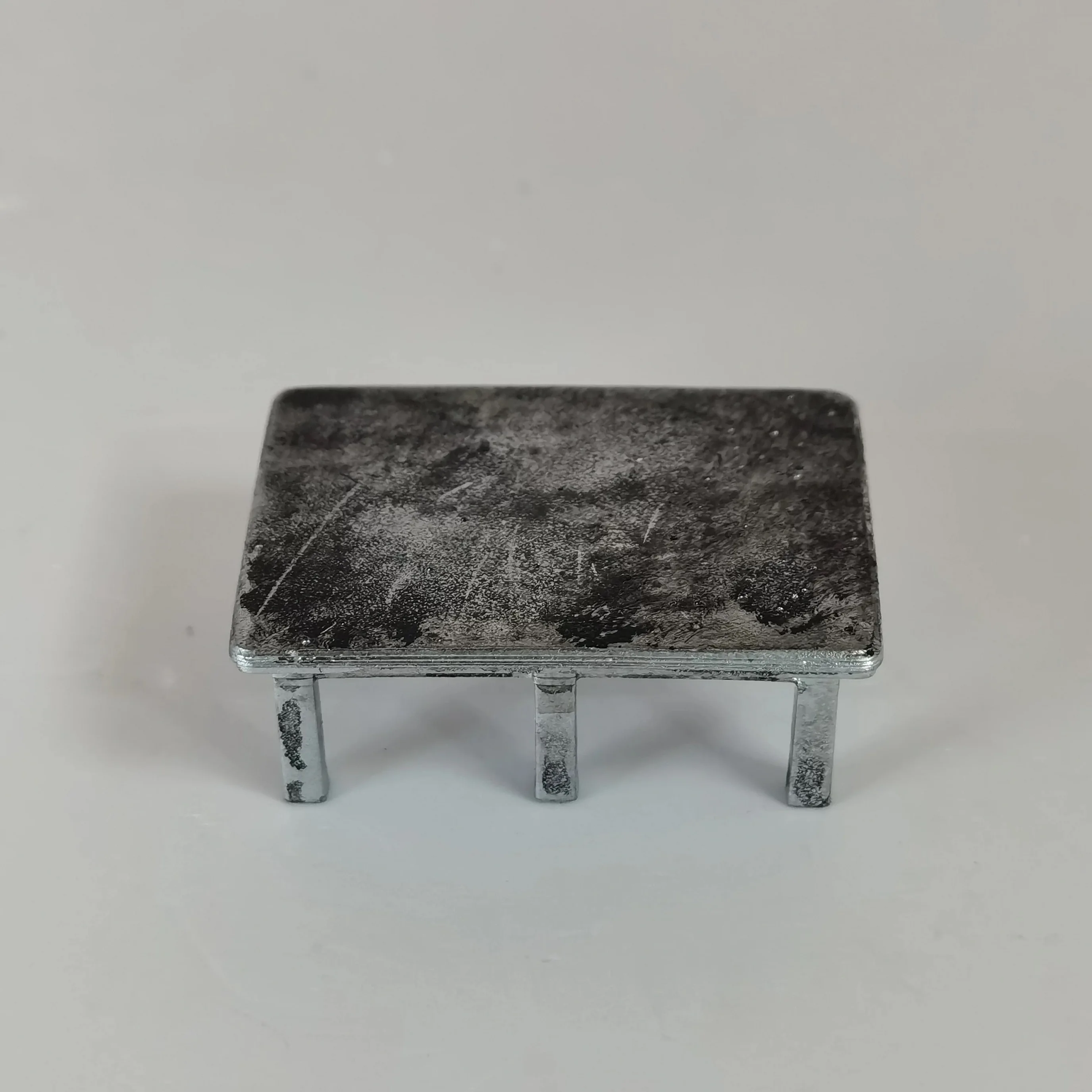 1/64 Scale Wooden Workbench Model Stainless Steel Workbench Model Suitable for Repair Scene Accessories