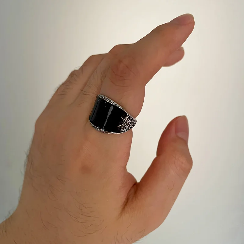 Retro Curved Black Resin Onyx Ring For Men Classic Metal Designer Ring Handmade Jewelry Gothic Rock Hiphop Unisex Accessories