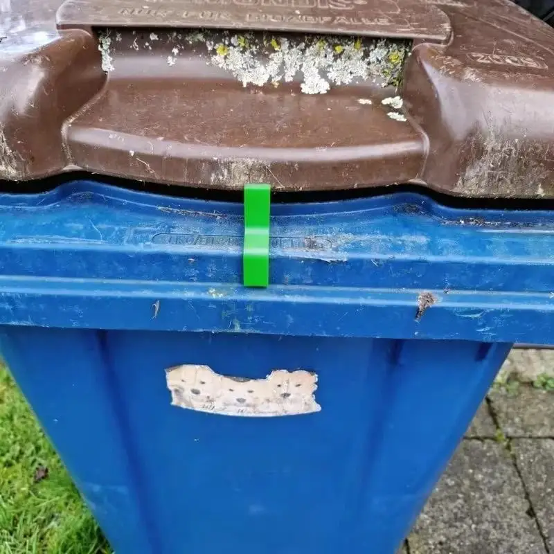 Ventilation Clip For Trash Bins With Lids Improves Outdoor Bin Freshness And Reduces Smelly Conditions