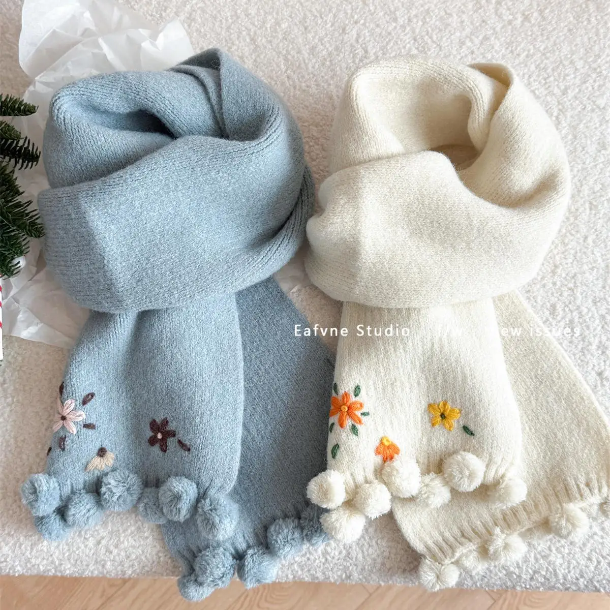 

2025Новый милый вязаный женский шарф с цветочной вышивкой и зимним меховым шариком, мягкая защита шеи, теплый однотонный шарф