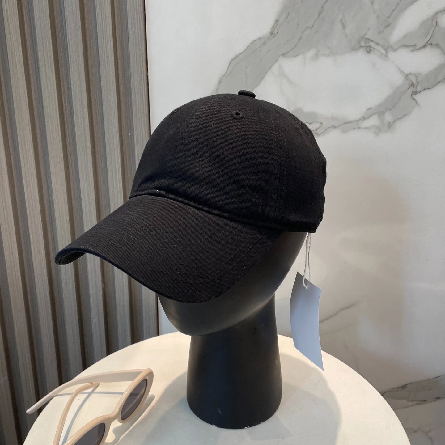 

Versatile Lightweight Comfortable Unisex Baseball Cap for All Seasons Hat Breathable Design Adjustable Strap Holiday Gift Casual
