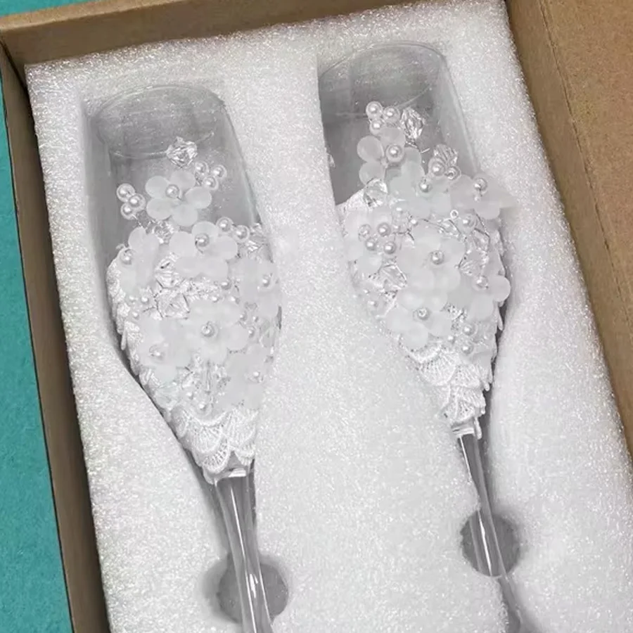 A pair of wedding champagne glasses, creative pearl decoration with white flower wine glasses, wedding season supplies