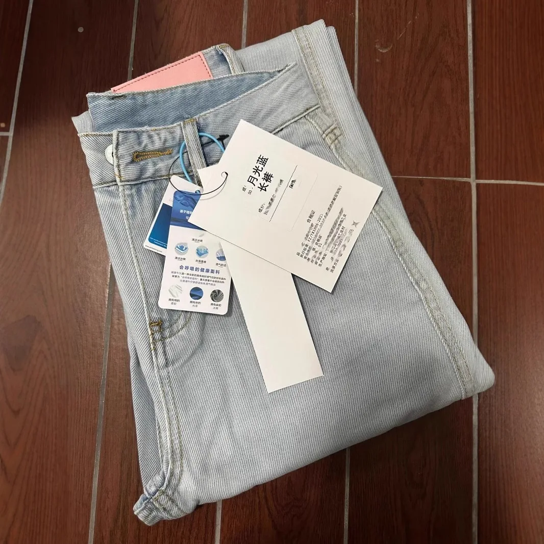 Calça jeans feminina azul claro, cintura alta, modeladora, cor clara, versátil, solta, casual, reta