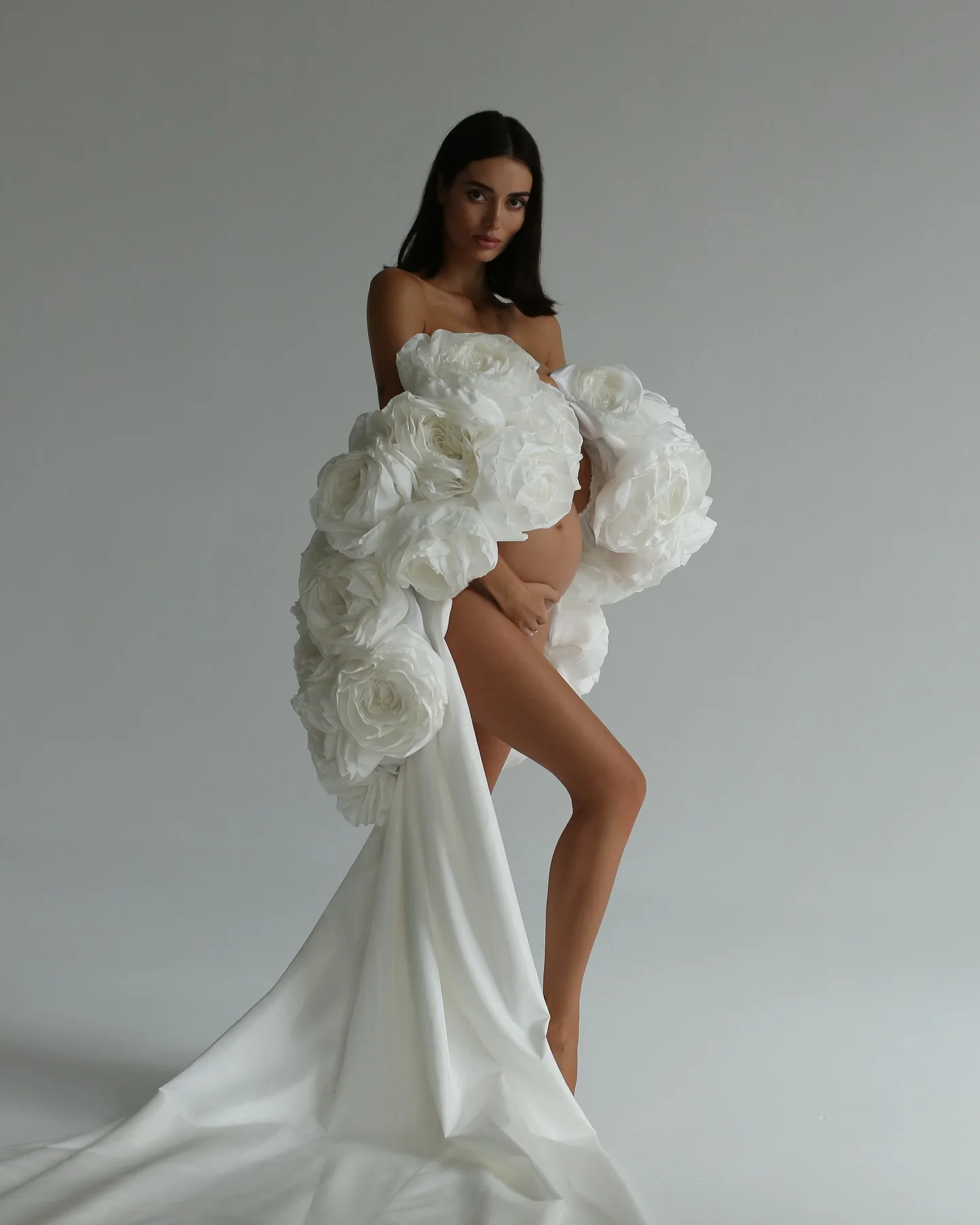 Bella giacca premaman lunga bianca fatta a mano in 3D per servizi fotografici, mantello da sposa floreale per bicipiti, giacca lunga da donna