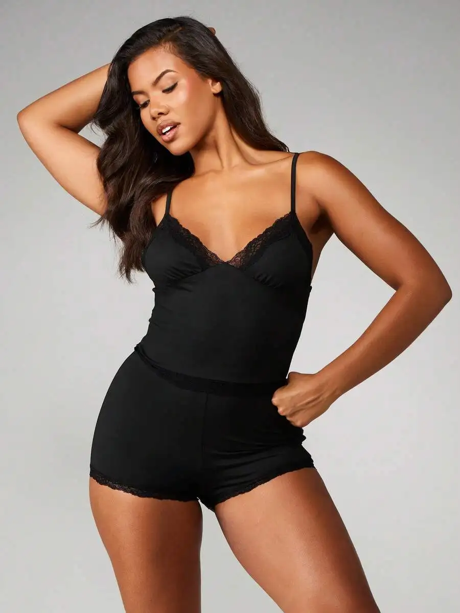 

Черный комплект пижамы для женщин: топ-камисоль с кружевной отделкой и короткие шорты