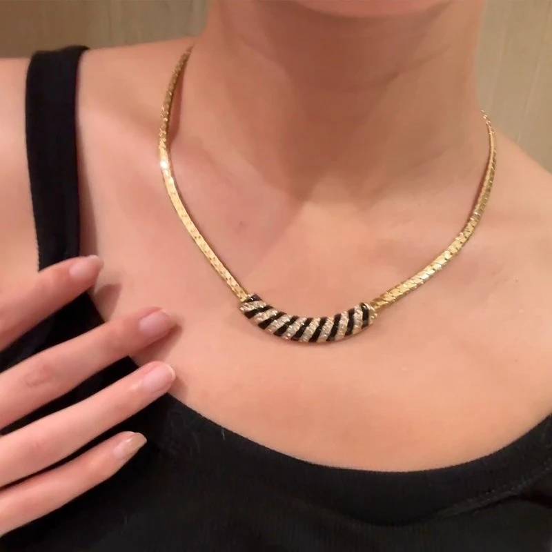 

Fahsion 18k Gold Color Exaggerated Curved Chain Necklace for Women Bride Birthday Wedding Engagement Party Fine Jewelry Gifts