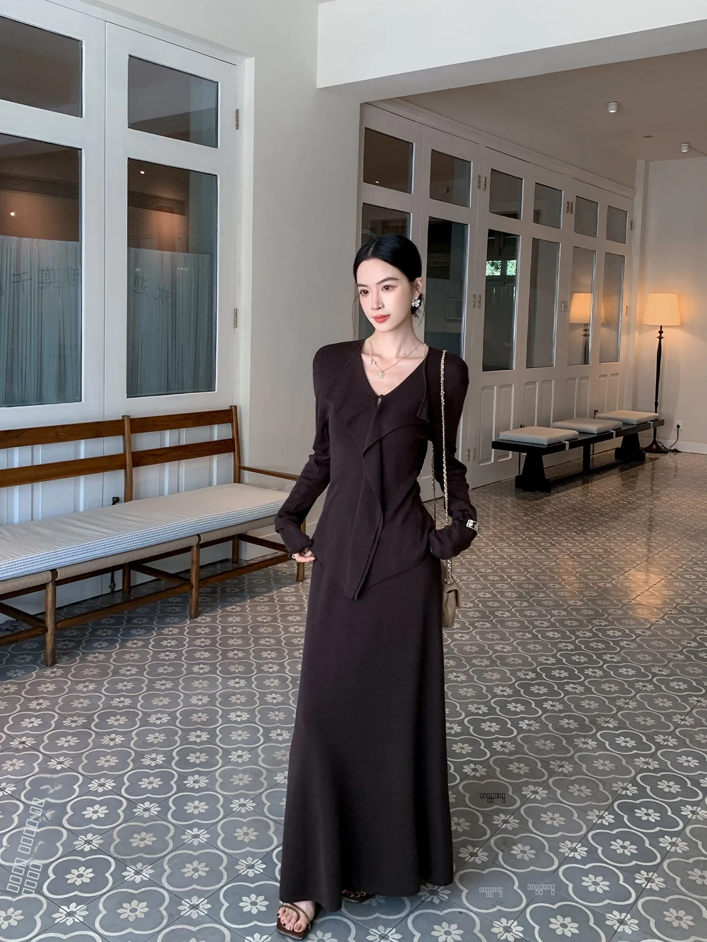 

Комплект Binguo: вязаная футболка и юбка для женщин, цвет кофе, удлиненная футболка с рукавами-колокол, юбка для стройности, весенняя новинка