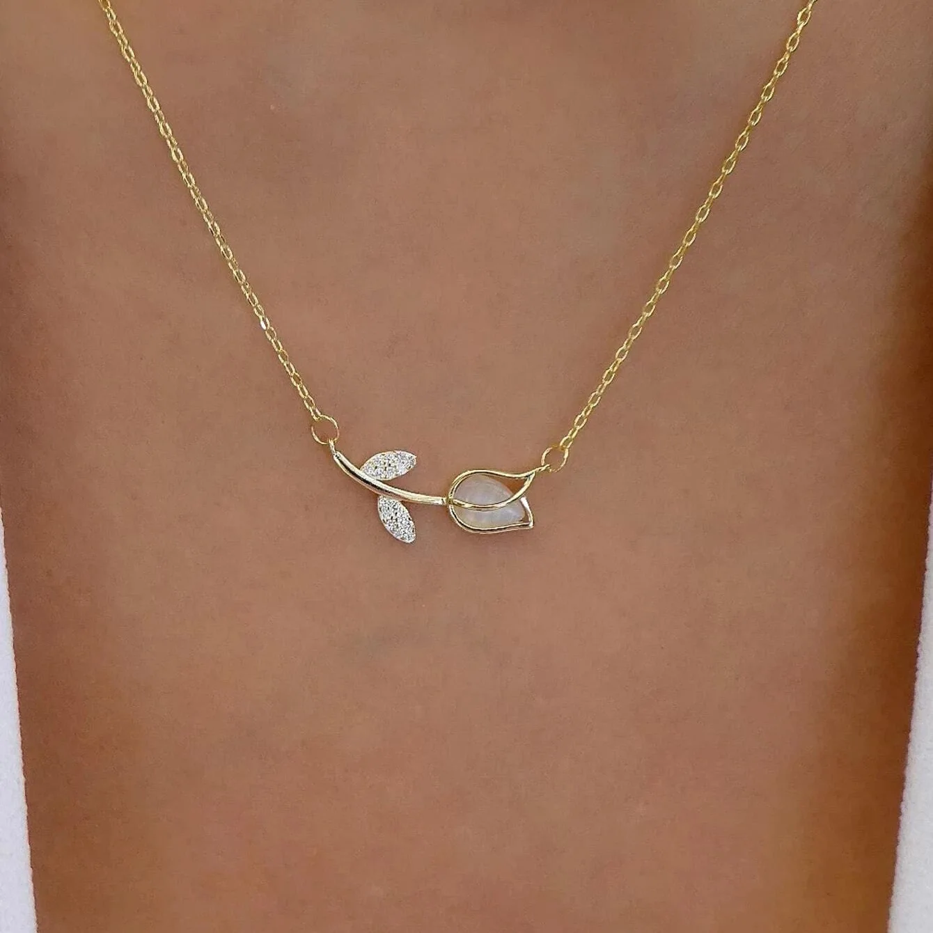 1pcs Hot Selling Tulip Pendant necklace, women's Instagram Fashionable Diamond Studded high-end Necklace Collarbone Chain