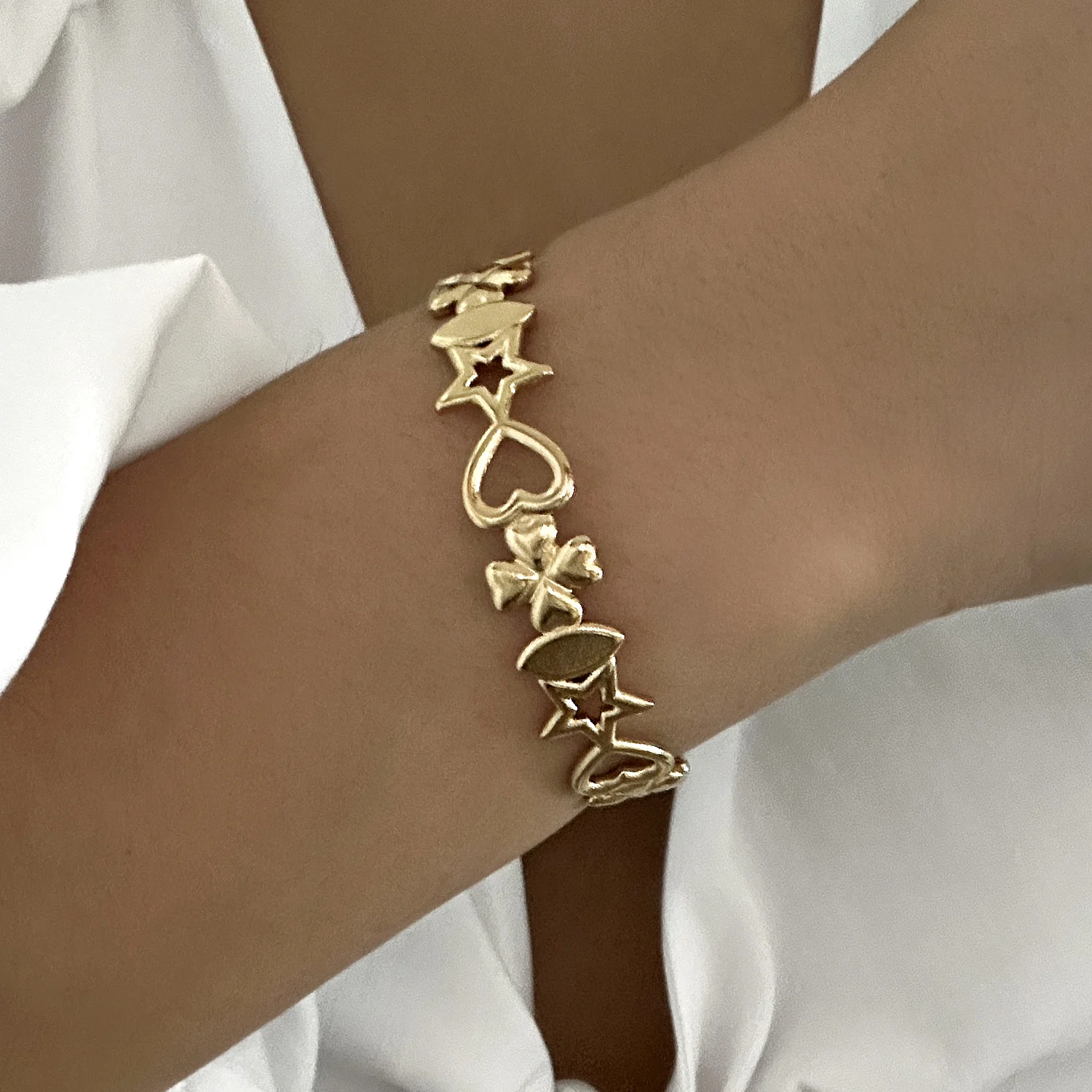 Exquisiter Edelstahl-Armreif mit Herz-Ausschnitt für Damen, Schicker Stapelbarer Schmuck für Strandurlaub und Partys – Detail 4