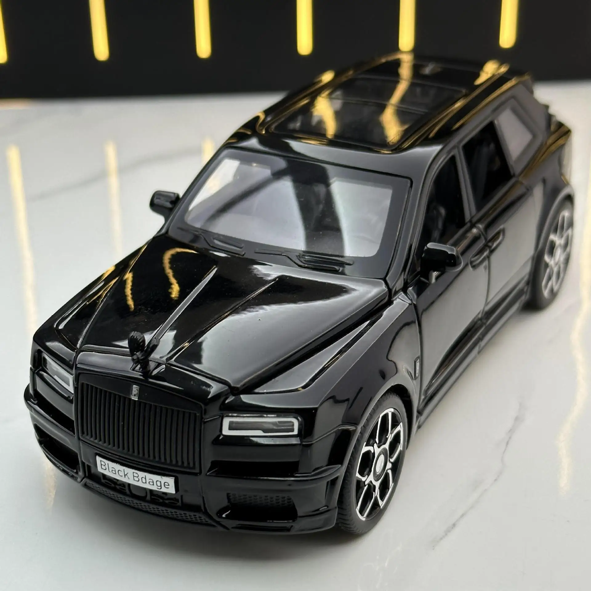 

1:32 Rolls Royce Cullinan SUV Alloy Luxy Car Model Diecast Metal Toy Vehicles Car Model Sound and Light Simulation Children Gift