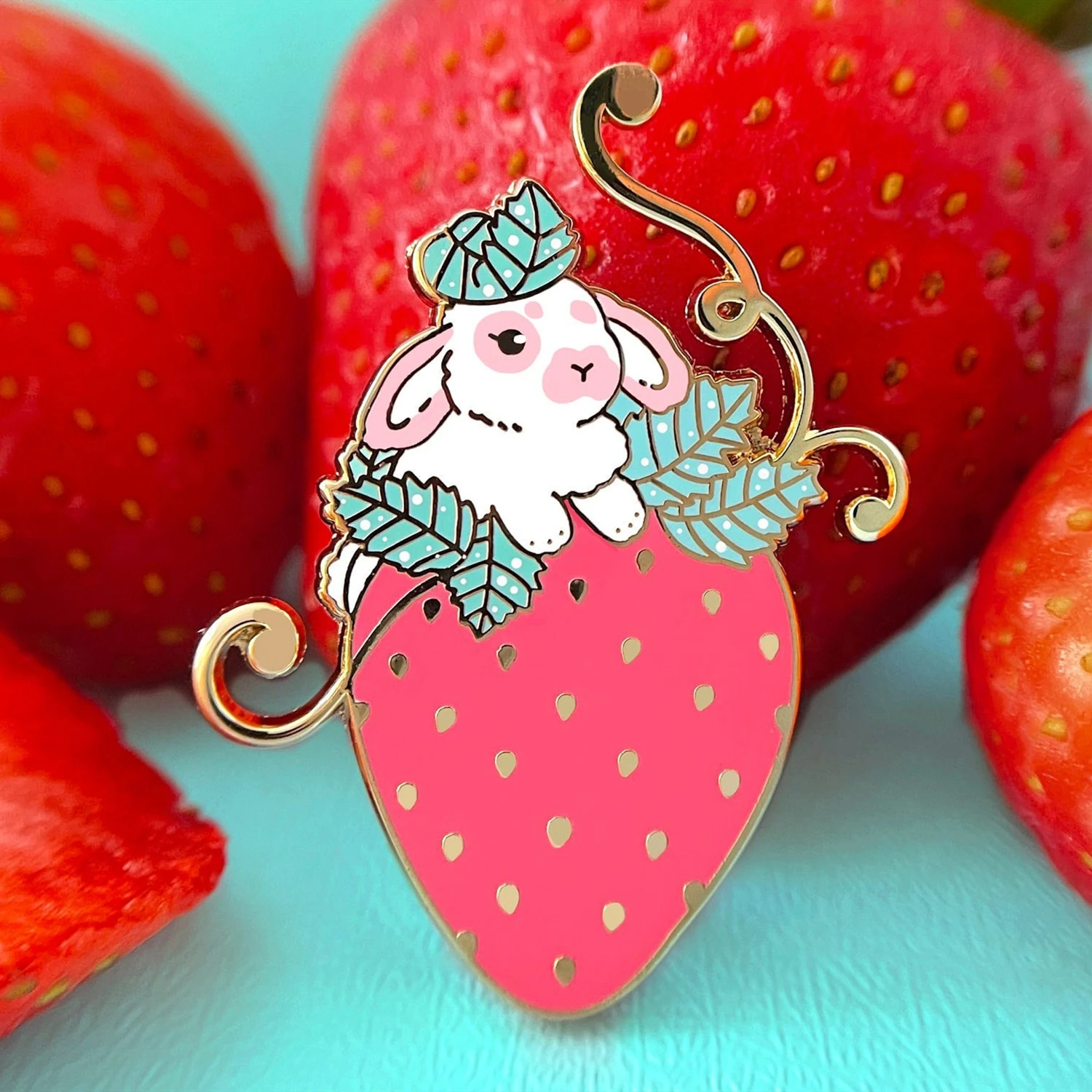 Kawaii Strawberry Rabbit Hard Enamel Pin Cartoon Bunny Cute Animals Brooch Brooch Fashion Lapel Backpack Pin Jewelry Decor Gift