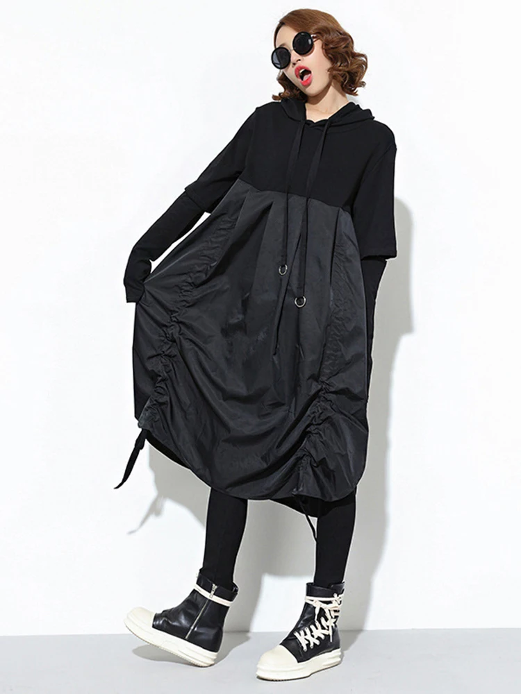 [EAM] Women Black Drawstring Hollow Out Big Size Irregular Dress New Hooded Long Sleeve Fashion Tide Spring Autumn 2025 JD076